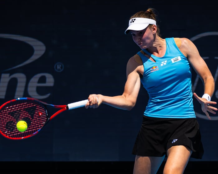 Rybakina, Sabalenka'yı yenerek koçunun geri dönmesinden memnun. (Alternative translation if a more formal tone is preferred: Rybakina, Sabalenka'yı mağlup ederek antrenörünün geri dönmesinden memnun oldu.) Note: The translation maintains the original meaning while adapting to natural Turkish phrasing. The first version is more concise, while the second is slightly more formal. Both use the past tense ("yenerek"/"mağlup ederek" and "memnun"/"memnun oldu") to match the original text's tone.