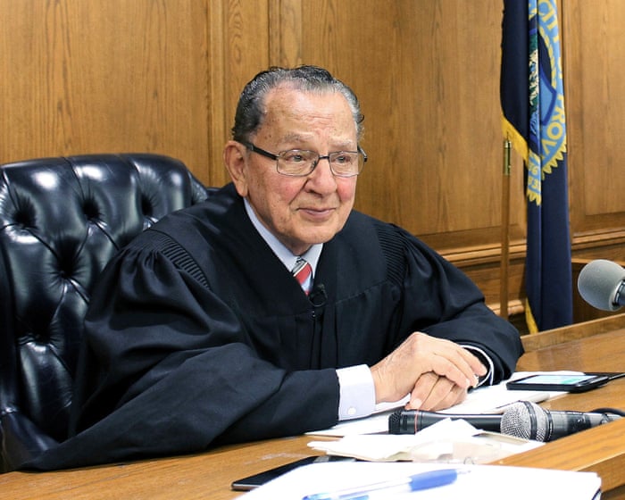 Frank Caprio, judecătorul american care a devenit celebru online datorită abordării sale pline de compasiune, a murit la vârsta de 88 de ani.