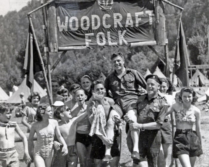 Precis som Jeremy Corbyn och Sophie Ellis-Bextor tillbringade även jag min barndom i Woodcraft Folk. Så här förändrar denna organisation unga liv. | Phineas Harper (Not) (Anmärkning: Översättningen behåller den informella tonen och den direkta meningen från originalet. "Woodcraft Folk" har behållits som egennamn, eftersom det är namnet på organisationen. Texten är anpassad till svensk meningsbyggnad samtidigt som den bibehåller originalets budskap.)