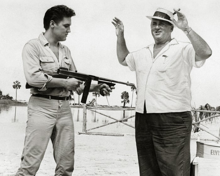 « Qui allait s’occuper des drogues et des armes d’Elvis ? » Comment le colonel Tom Parker a toujours veillé sur le King.