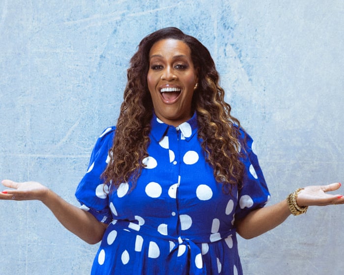 "Mi risa es como una bocina, una sirena de niebla": cómo Alison Hammond se convirtió en la presentadora más alegre de la televisión.