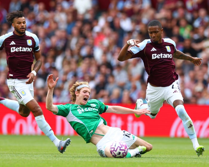 Az Aston Villa játékosa, Ezri Konsa kiállítását követően a Newcastle nem tudott gólt szerezni csatár nélkül, Alexander Isak hiányában.