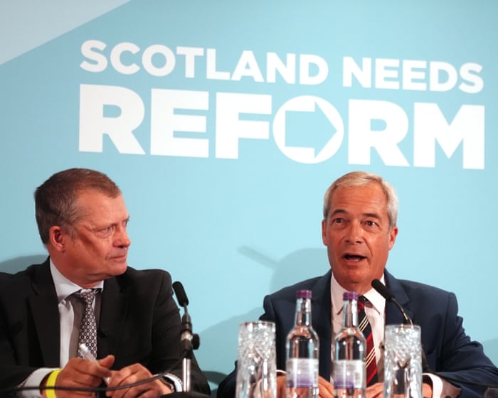 Nigel Farage on perunut lupauksensa karkottaa kaikki pieneen veneeseen Britanniaan saapuvat maahanmuuttajat.