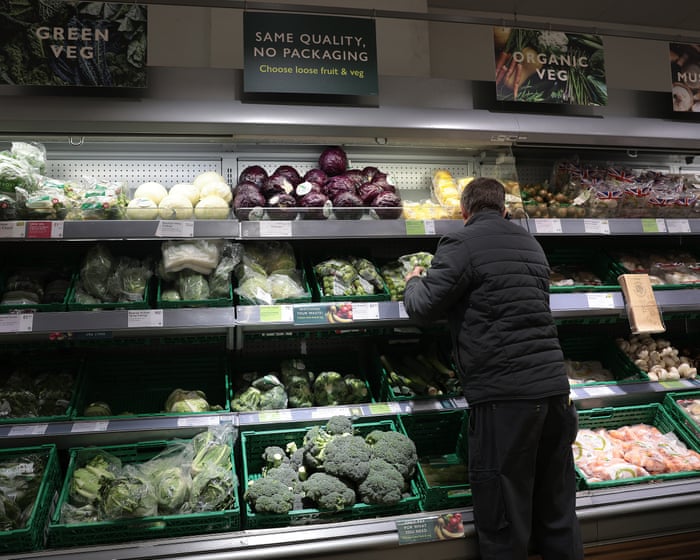 Waitrose rapporterar att torkförhållanden har fått skörden att komma två veckor tidigare än vanligt.