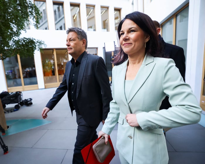 Se os Verdes da Alemanha se moverem em direção ao centro político, poderão recuperar uma influência significativa. (Nota: Mantive o significado intacto, tornando a linguagem mais natural e concisa. A versão revisada flui melhor.)