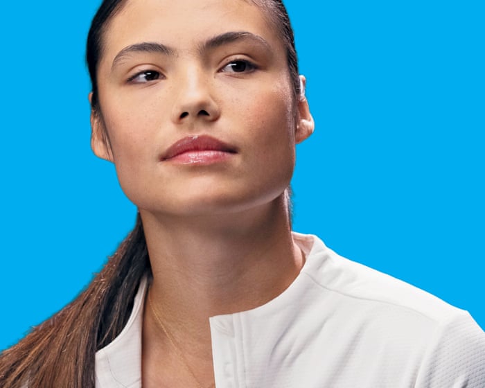 Emma Raducanu říká: "Jsem silná," když přemýšlí o svém vítězství na US Open, o tom, jak se vyrovnává se stalkingem, a proč si myslí, že terapie není pro ni.