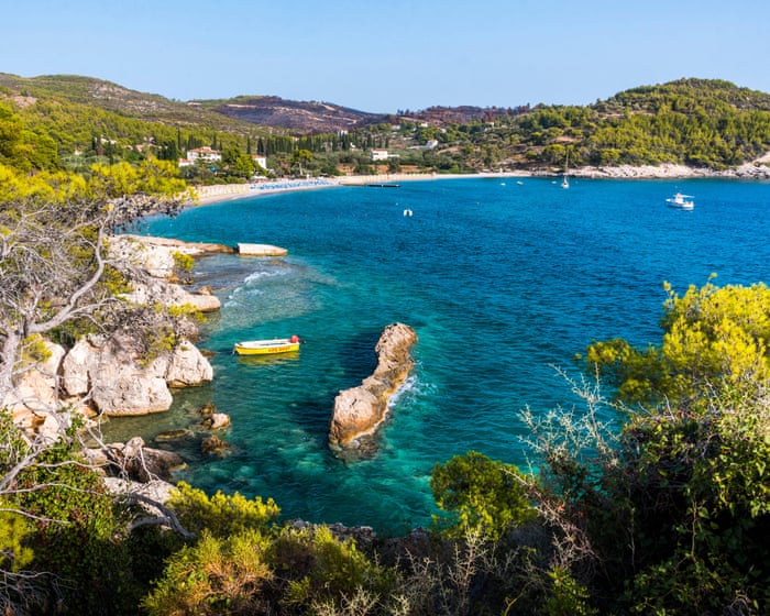 Grecia a devenit un paradis de vacanță pentru străini, adesea numită „Thailanda Europei”, dar costurile în creștere îi îndepărtează pe localnici din propriile comunități.