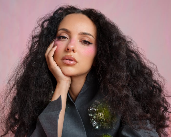 Jade Thirlwall kertoo kamppailustaan anoreksian kanssa, vastustuksestaan painonpudotuslääkkeitä kuten Ozempicia kohtaan sekä ajatuksistaan aktivismista pop-musiikissa – ja elämästä Little Mixin jälkeen.