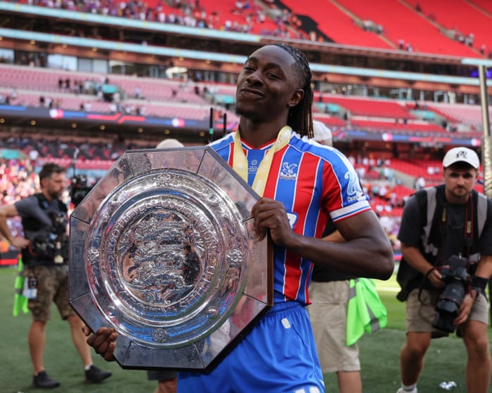 Eberechi Eze potrebbe essere indisponibile per la prossima partita contro il Chelsea, poiché voci di mercato lo collegano a un possibile trasferimento al Tottenham.