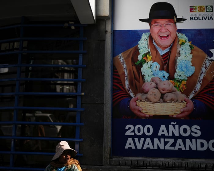 Bolivianere går til valgurnene i et valg som kan markere slutten på to tiår med sosialistisk styre.