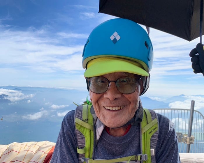 A 102-year-old Japanese man has become the oldest person to reach the summit of Mount Fuji.
