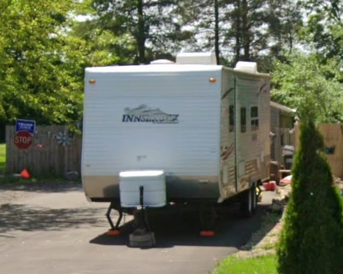 Podle záznamů měl podezřelý ze střelby v mormonském kostele před svým domem umístěný Trumpův billboard.