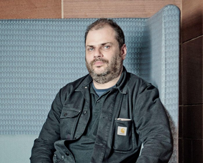 존경받는 스코틀랜드 DJ이자 듀오 옵티모(Optimo)의 멤버인 JD 트위치가 57세의 나이로 세상을 떠났습니다.