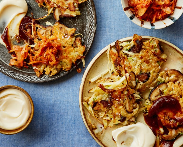Rukmini Iyer sdílí jednoduchý a rychlý recept na mini houbové okonomiyaki.