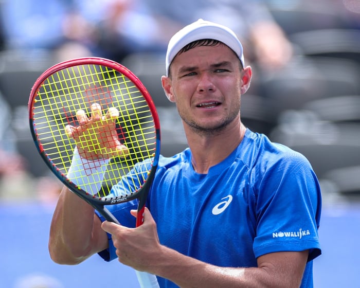Tennistähti antaa pojalle lippalakkinsa, kun video, jossa poika nappaa sen Yhdysvaltain avoimessa tennisturnauksessa, leviää someissa.