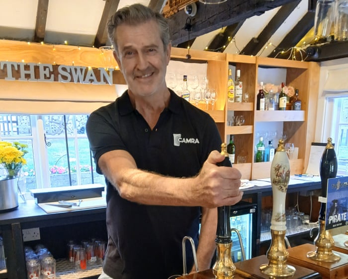 Rupert Everett, cunoscut pentru activitatea sa de actor, a surprins clienții unui pub de la țară servind halbe de bere de după tejghea.