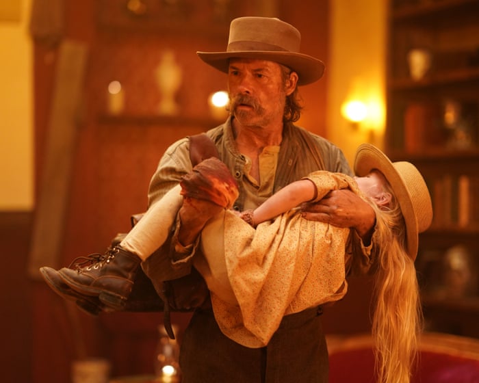 《尘埃恶魔》影评：盖·皮尔斯带领一群旧西部时代的边缘人，踏上一段传递深刻寓意的超自然追寻之旅。