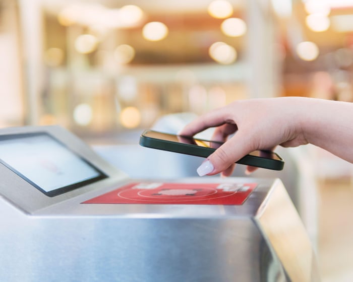 Švýcarští voliči těsně schválili zavedení elektronických občanských průkazů.