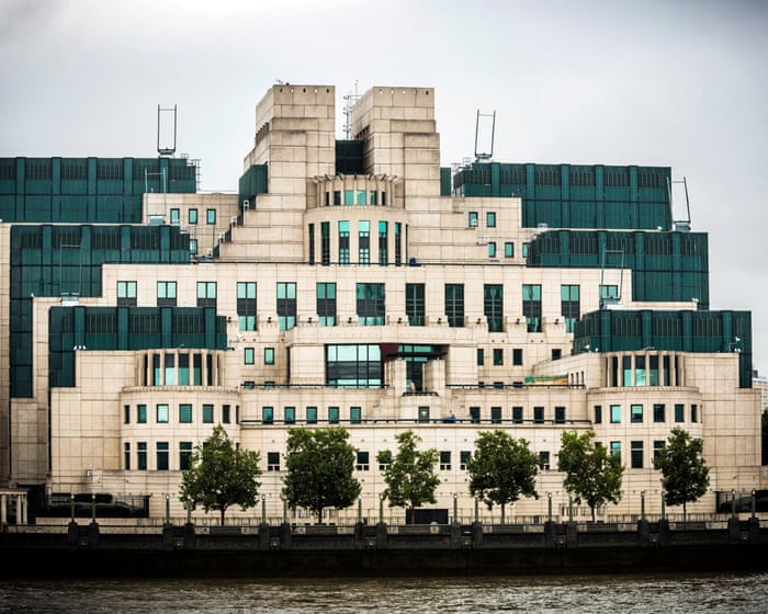 Terry Farrell, niekonwencjonalny architekt stojący za budynkiem MI6, zmarł w wieku 87 lat.