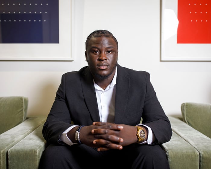 Un movimiento en el Reino Unido está presionando para limitar el uso de letras de rap como evidencia en los juicios penales.