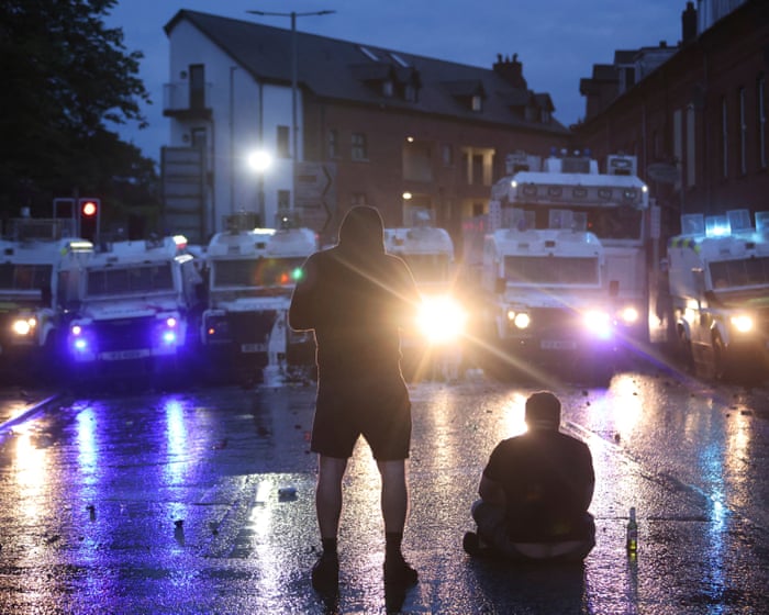 정부 문서는 북아일랜드가 인종 관련 폭동의 지속적인 위험에 직면해 있다고 경고합니다.