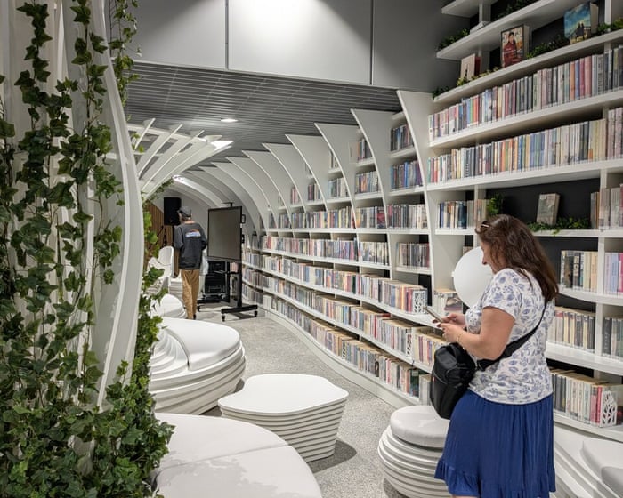 Varşova, yolcuların telefonlarını bırakmalarını teşvik etmek için ekspres metro istasyonu kütüphanesi başlattı.