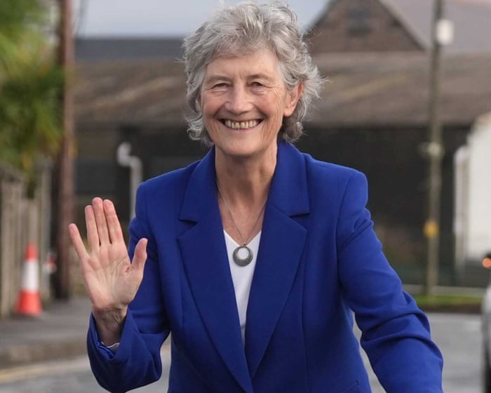 Catherine Connollyová, levicová kandidátka, drtivě vyhrála irské prezidentské volby.