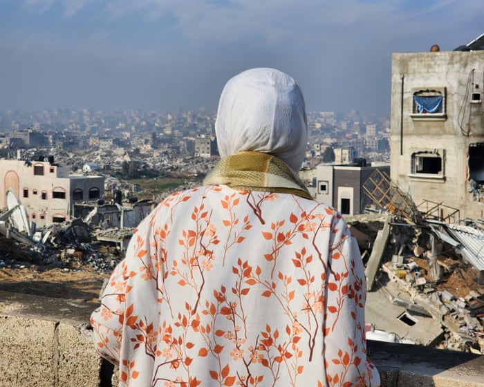 L'odissea di due anni di una giovane giornalista nell'assedio di Gaza, un luogo descritto come la 'porta dell'inferno'.