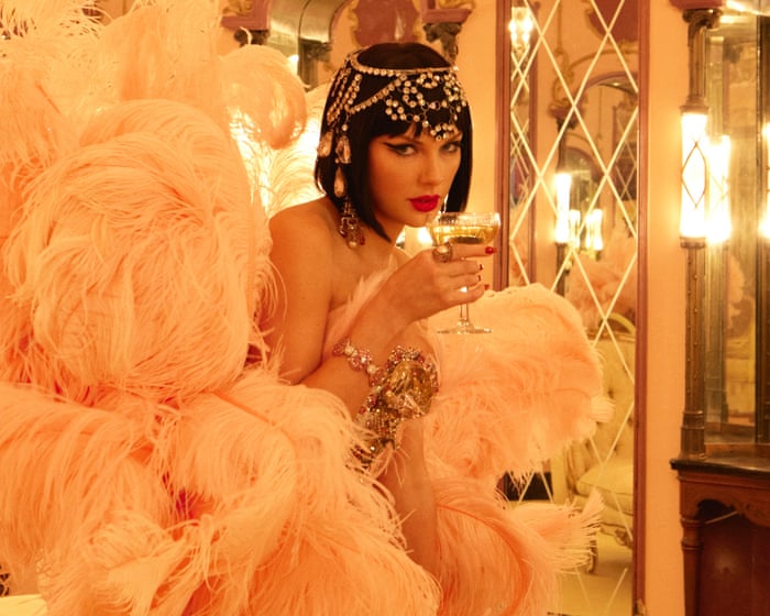 Critique de Taylor Swift : La Vie d'une Showgirl – un spectacle terne d'une star qui semble épuisée.