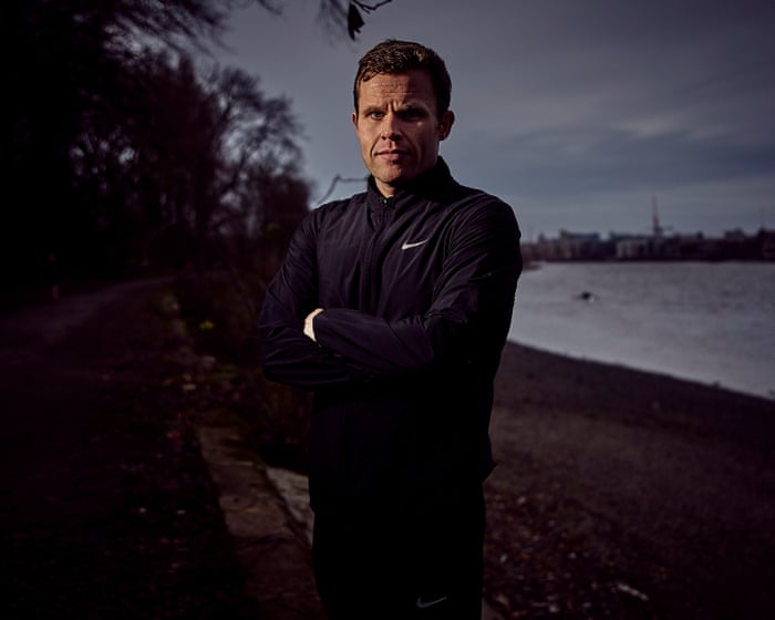 존 맥에이보이는 범죄의 세계에서 태어났지만, 그 길을 떠났습니다. 이것이 그가 어떻게 그 세계를 벗어나게 되었는지에 대한 이야기입니다.