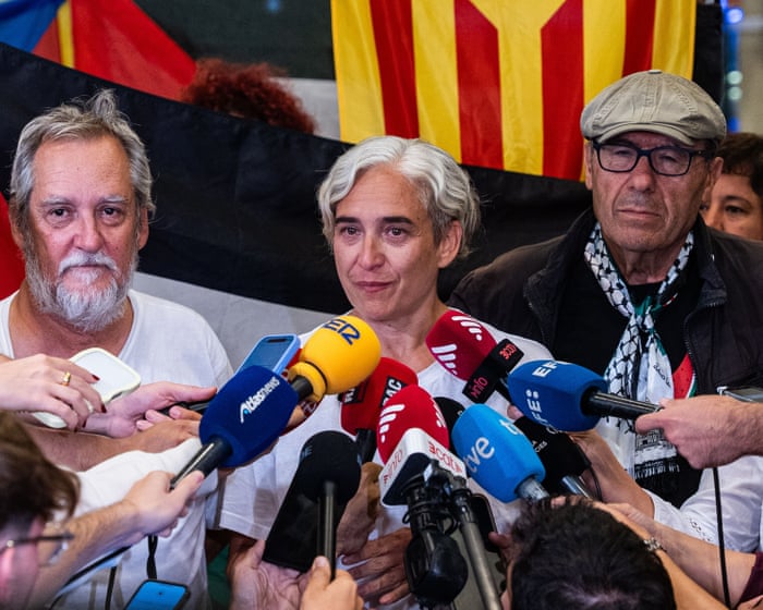 Ativistas da frota de Gaza afirmam que foram agredidos fisicamente e verbalmente enquanto estavam sob custódia israelense.