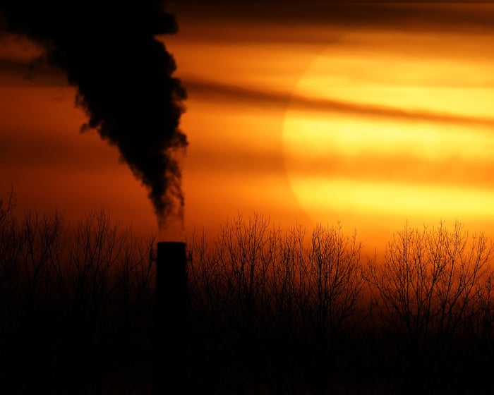 Znaczący wzrost poziomu CO2 budzi obawy o przyspieszenie globalnego ocieplenia.