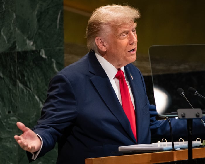 프란체스코 그릴로는 트럼프가 기후 과학을 '사기'로 치부하는 것이 역설적으로 기후 위기 대응 노력을 단순화할 수 있다고 지적합니다.