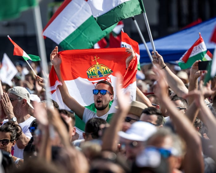 Titusenvis ventes å delta i motstående demonstrasjoner når valgkampen i Ungarn starter.