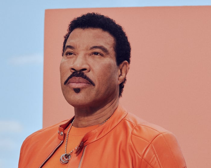 Lionel Richie delar med sig av sina farhågor om USA:s alltmer bittra politiska klimat, reflekterar över sin vänskap med Michael Jackson och förklarar varför han fortfarande har tro på kärlekens kraft.