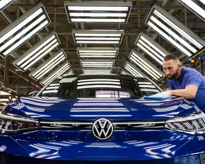 沃尔沃和大众汽车警告称，荷兰企业收购一家中国芯片制造商可能会扰乱汽车生产。