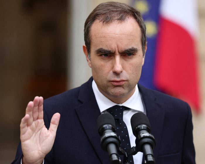 El Primer Ministro de Francia ha dimitido en menos de un mes, tras fuertes críticas al gobierno recién formado.