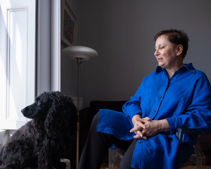 Subiectul articolului: Sub lucrurile pe care nu mă pot hotărî să le arunc se află și lucrurile de care n-au putut să se despartă nici părinții mei: autoarea Anne Enright împărtășește durerea de a face ordine în casa familiei.