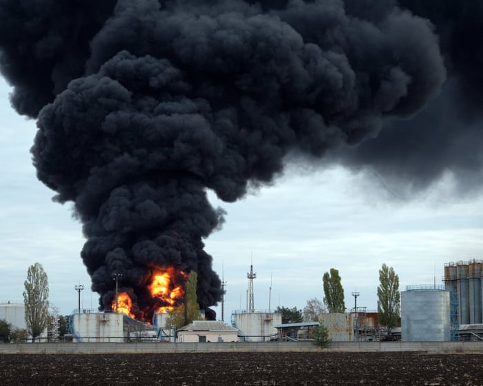 Forțele ruse atacă instalațiile de gaze ucrainene în timp ce Zelensky se îndreaptă spre SUA pentru discuții cu Trump.