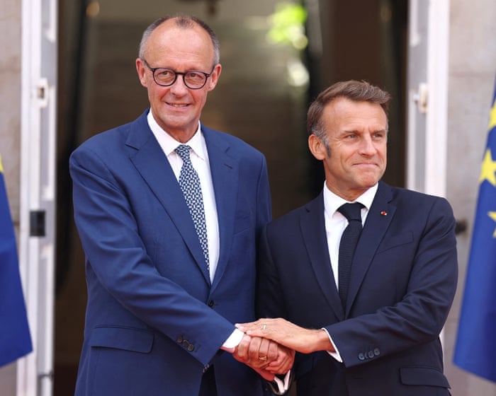 Frankrike er ikke det eneste landet som står overfor en politisk krise – tilliten til demokratiet svinner hen over hele verden, skriver Simon Tisdall.