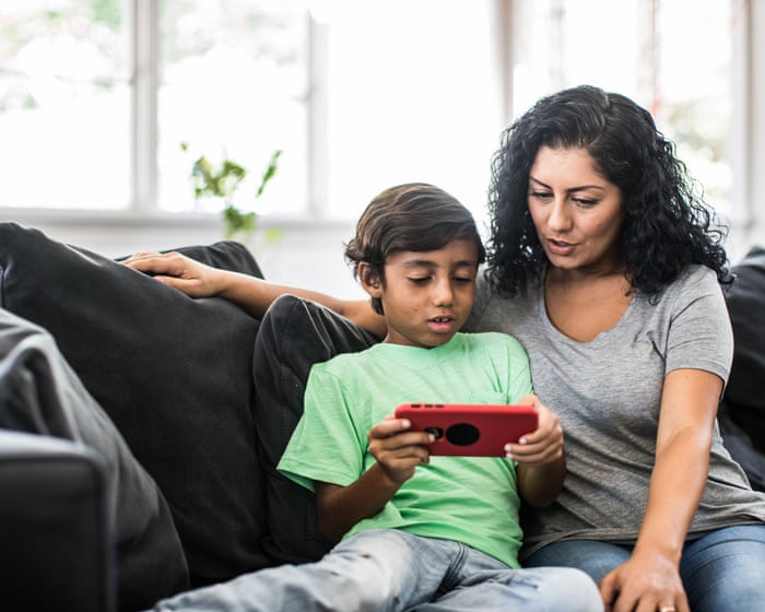 Jak mluvit s dětmi o násilí v médiích: Odborníci radí, že všechny témata jsou vhodná k rozhovoru.