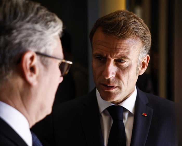 Rafael Behr megjegyezte, hogy Emmanuel Macron körüli nyugtalanság óva intő példaként szolgál Keir Starmer számára.