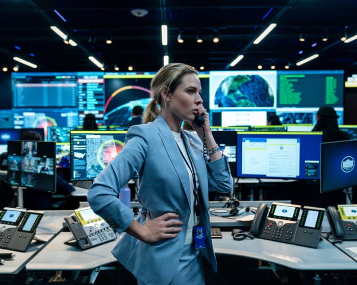 迈克·麦卡希尔评论《炸药屋》，称其为一部最终未能达到预期的政治幻想作品。