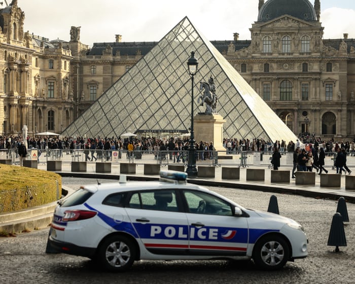 Deux hommes ont été arrêtés en lien avec le vol de bijoux du Louvre.
