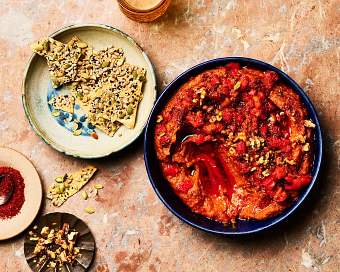 Yotam Ottolenghi zastanawia się, jak scena restauracyjna Londynu zmieniała się na przestrzeni lat. Zwraca uwagę na rosnący apetyt miasta na różnorodne, innowacyjne kuchnie oraz na zwrot w kierunku bardziej swobodnej,