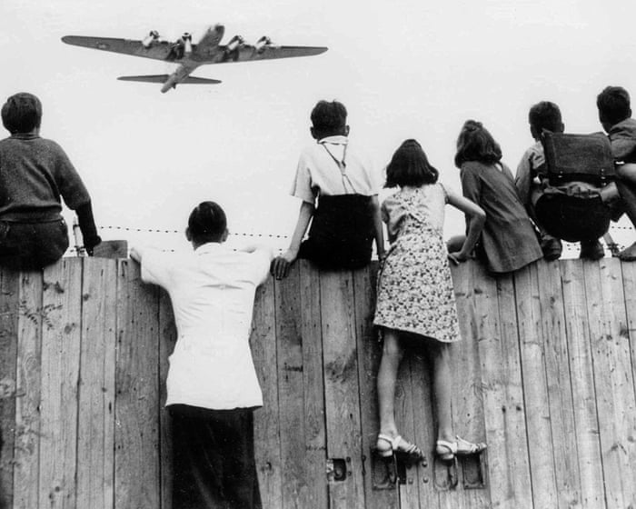 Occidentul a deținut odată monopolul jocului murdar. Acum îi permitem Moscovei să ne depășească la propriile noastre tactici.