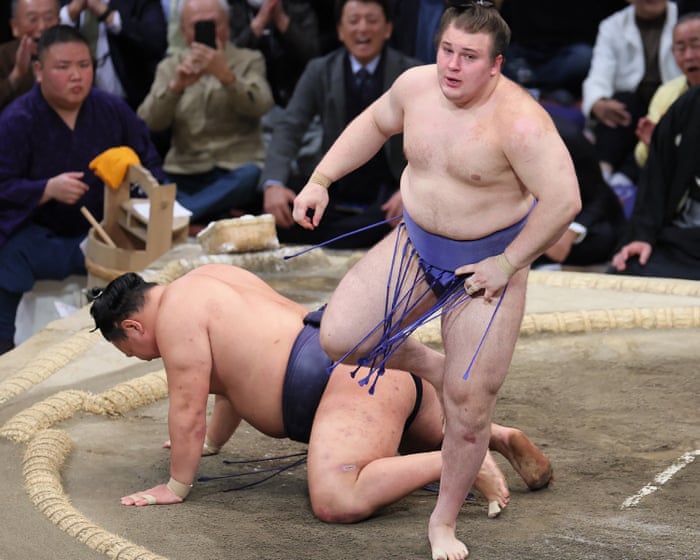 Ukrajinský uprchlík Danylo Yavhusishyn ohromil Japonsko ziskem prvního elitního šampionátu v sumo pro svou zemi.