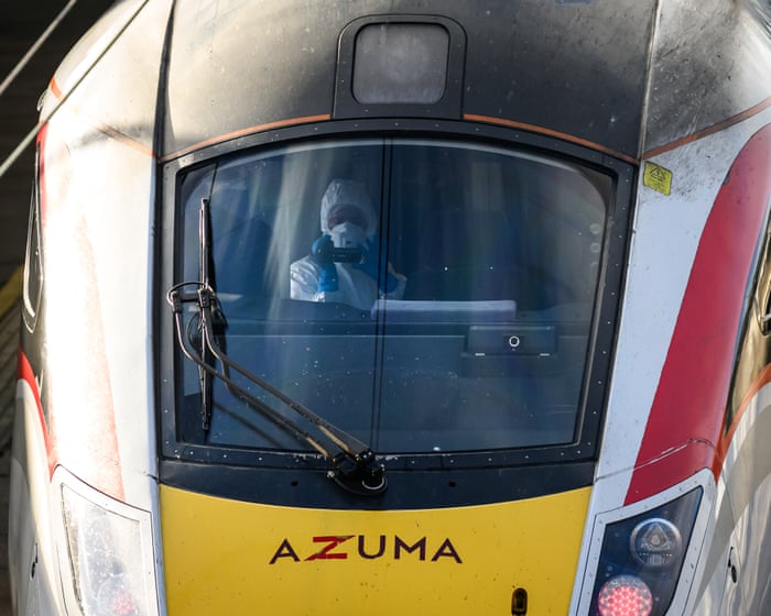 Dos hombres han sido detenidos por la policía tras un apuñalamiento masivo en un tren de Cambridgeshire.
