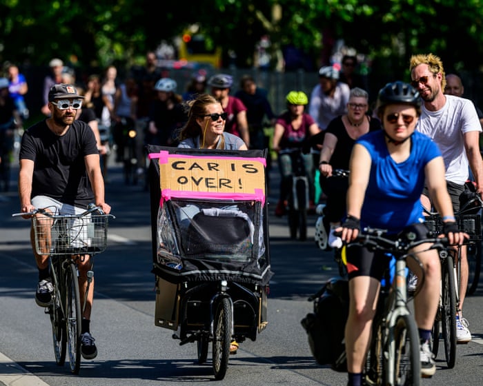 Krytycy twierdzą, że miasto wycofuje się ze swoich inicjatyw przyjaznych rowerzystom, faworyzując samochody.