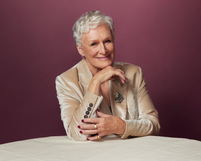 Glenn Close spricht offen über ihr Leben, von ihrer Kindheit in einer Sekte bis hin zum Protest gegen Trump und ihren Erfahrungen mit der Liebe, und verrät, dass sie nicht so einschüchternd ist, wie sie scheint.